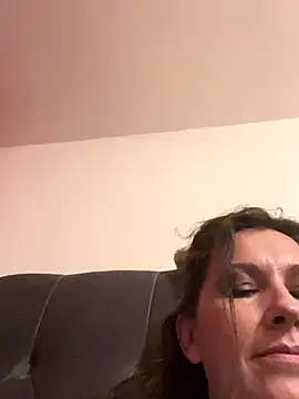 Snapshot of Lwhite1 chatting on 11-19-25, 05:02 Lwhite1 online show from 11-19-25, 05:02