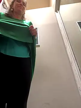 Snapshot of Lwhite1 chatting on 12-18-25, 04:24 Lwhite1 online show from 12-18-25, 04:24