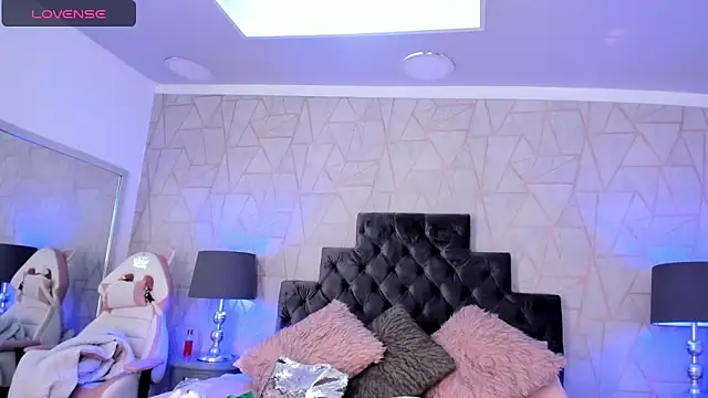 emily parkerr online show from 02-21-25, 02:16