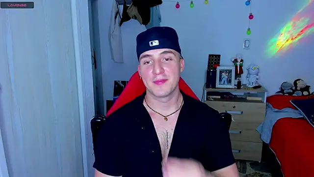 Snapshot of liam_oficial02 chatting on 12-13-24, 07:15 liam oficial02 online show from 12-13-24, 07:15