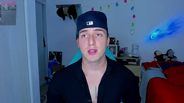 Snapshot of liam_oficial02 chatting on 01-21-25, 04:10 liam oficial02 online show from 01-21-25, 04:10