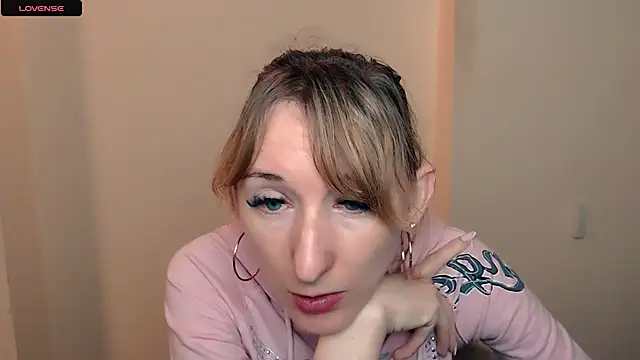 Snapshot of AmandaSell chatting on 09-19-25, 07:43 AmandaSell online show from 09-19-25, 07:43