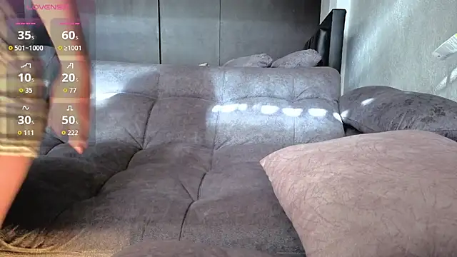 Snapshot of AnyElish chatting on 12-13-25, 08:47 AnyElish online show from 12-13-25, 08:47