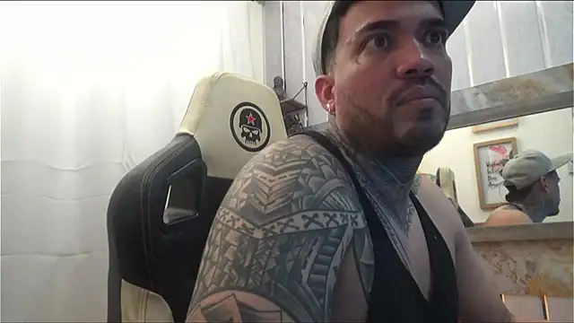 Snapshot of Angel_sex_latin chatting on 10-31-25, 05:19 Angel sex latin online show from 10-31-25, 05:19