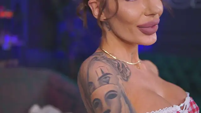 Snapshot of RaquelleVon chatting on 02-18-25, 07:19 RaquelleVon online show from 02-18-25, 07:19