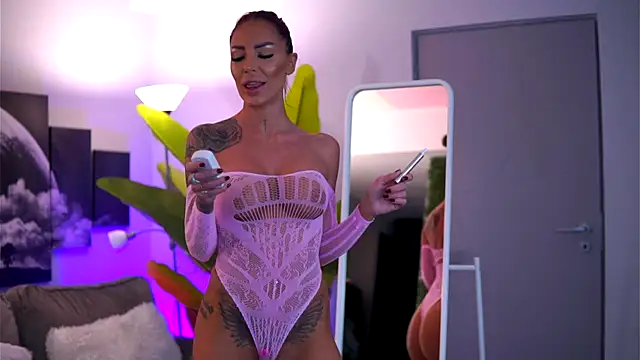 Snapshot of RaquelleVon chatting on 11-22-25, 04:33 RaquelleVon online show from 11-22-25, 04:33