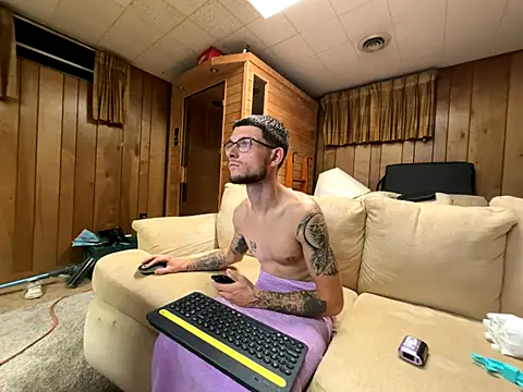 Snapshot of hungkubenski chatting on 10-19-25, 05:41 hungkubenski online show from 10-19-25, 05:41