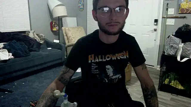 Snapshot of hungkubenski chatting on 11-25-25, 04:34 hungkubenski online show from 11-25-25, 04:34