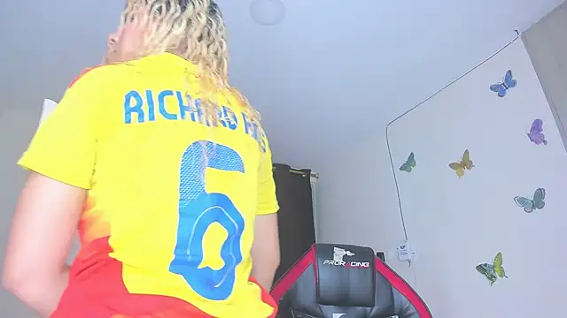 sofiacastillo01 online show from 12-16-25, 02:33