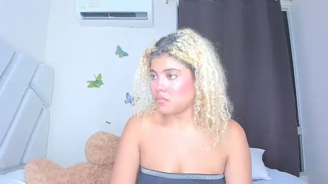 Snapshot of sofiacastillo01 chatting on 02-23-26, 12:52 sofiacastillo01 online show from 02-23-26, 12:52