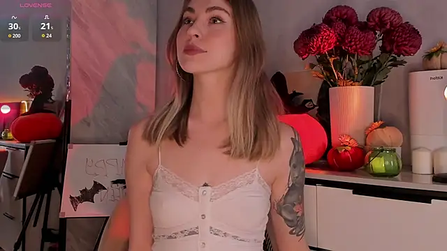 Snapshot of LoveGameSexx chatting on 10-31-25, 09:21 LoveGameSexx online show from 10-31-25, 09:21