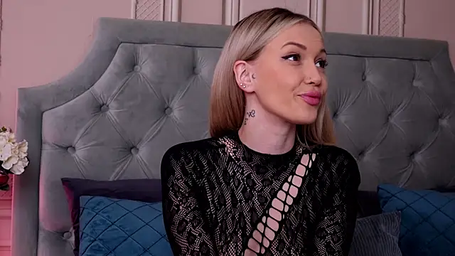 Snapshot of LucyAddison chatting on 02-20-25, 05:33 LucyAddison online show from 02-20-25, 05:33