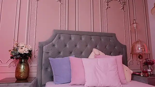 Snapshot of LucyAddison chatting on 09-19-25, 03:41 LucyAddison online show from 09-19-25, 03:41