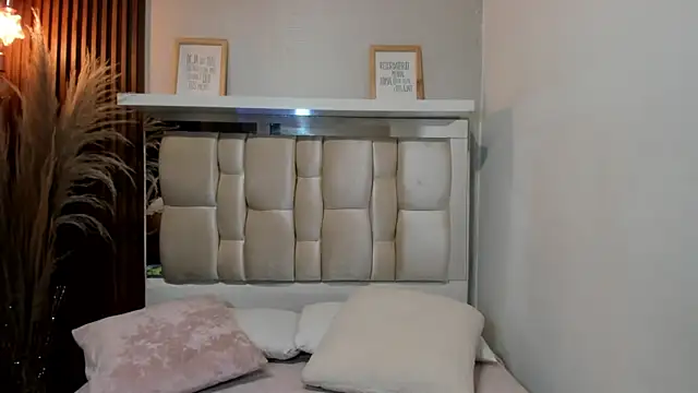 ANTONELLA  ROUSE  online show from 01-25-25, 01:19