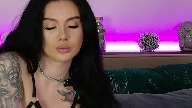 Snapshot of CarolinePrescott chatting on 02-08-26, 05:33 CarolinePrescott online show from 02-08-26, 05:33