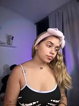 Snapshot of JoselinFlower_ chatting on 11-30-25, 02:04 JoselinFlower online show from 11-30-25, 02:04