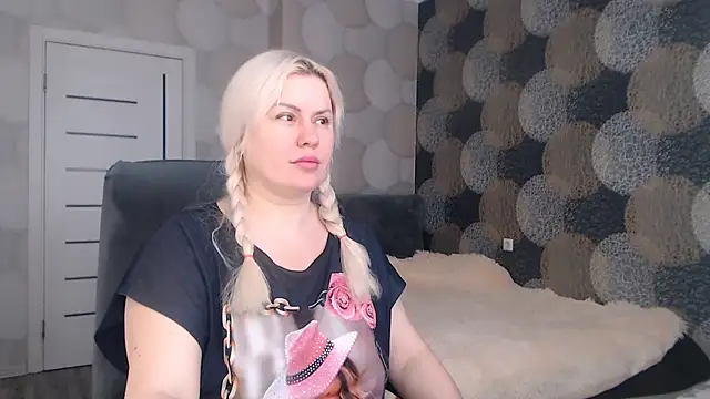 Snapshot of natusik chatting on 03-22-25, 08:40 natusik online show from 03-22-25, 08:40