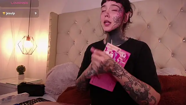 Snapshot of SylveonFox chatting on 12-17-24, 12:54 SylveonFox online show from 12-17-24, 12:54