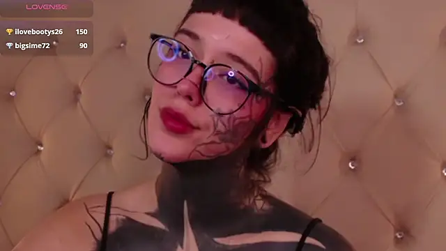 Snapshot of SylveonFox chatting on 12-20-24, 04:04 SylveonFox online show from 12-20-24, 04:04