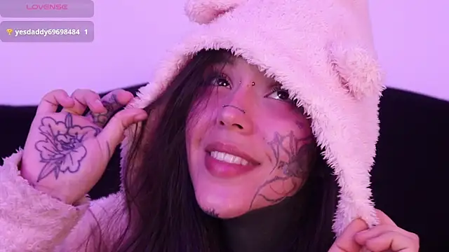 Snapshot of SylveonFox chatting on 01-22-25, 04:33 SylveonFox online show from 01-22-25, 04:33