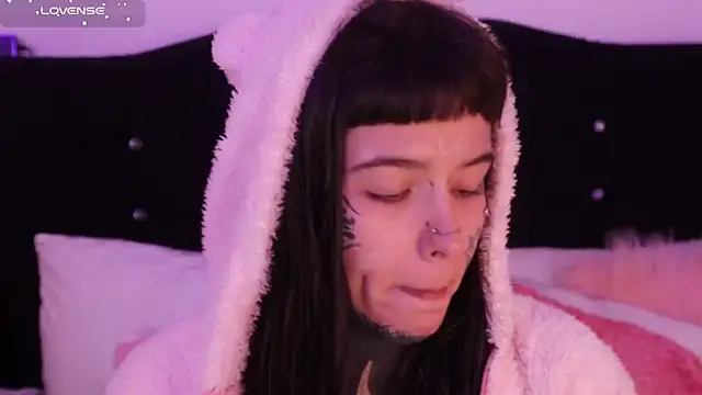 Snapshot of SylveonFox chatting on 02-14-25, 09:10 SylveonFox online show from 02-14-25, 09:10