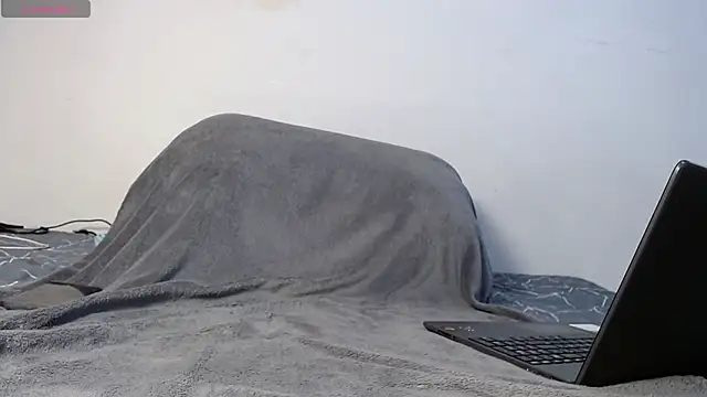 Snapshot of robin_model chatting on 10-23-25, 07:56 robin model online show from 10-23-25, 07:56