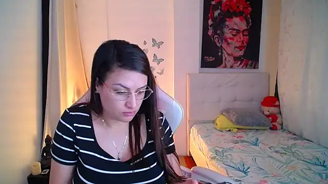 Snapshot of esmeraldaa230 chatting on 01-25-25, 08:00 esmeraldaa230 online show from 01-25-25, 08:00