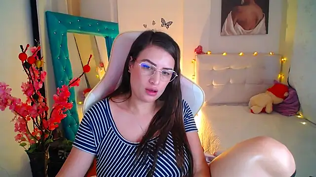 Snapshot of esmeraldaa230 chatting on 02-16-25, 11:05 esmeraldaa230 online show from 02-16-25, 11:05