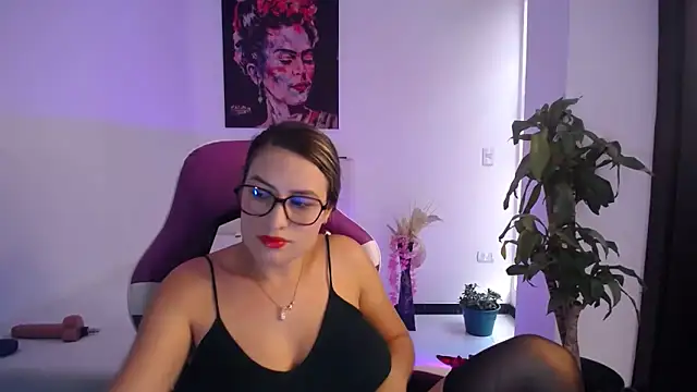 Snapshot of esmeraldaa230 chatting on 11-22-25, 07:46 esmeraldaa230 online show from 11-22-25, 07:46