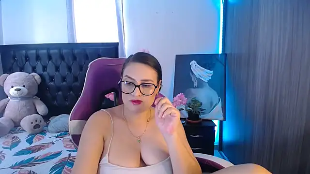 Snapshot of esmeraldaa230 chatting on 05-27-26, 07:55 esmeraldaa230 online show from 05-27-26, 07:55