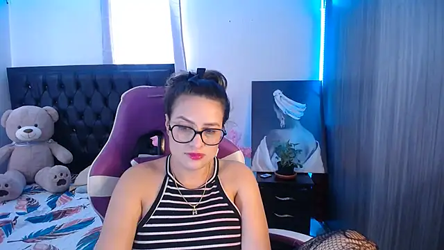 Snapshot of esmeraldaa230 chatting on 05-31-26, 07:26 esmeraldaa230 online show from 05-31-26, 07:26
