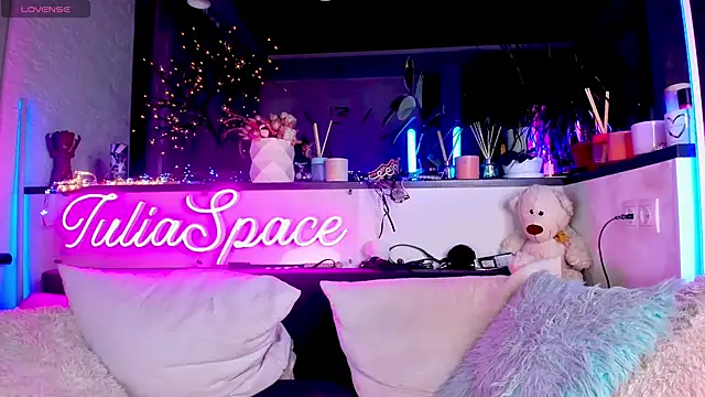 Snapshot of _JuliaSpace_ chatting on 12-14-24, 07:03 JuliaSpace online show from 12-14-24, 07:03