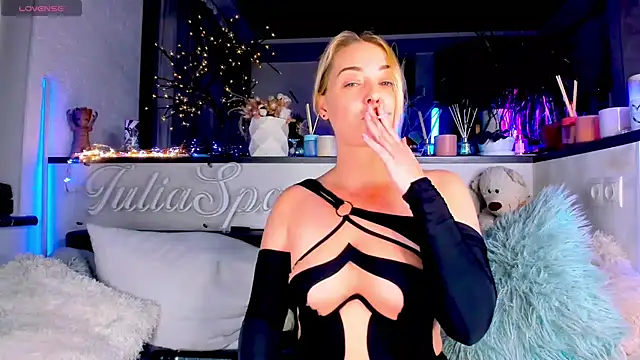 Snapshot of _JuliaSpace_ chatting on 12-17-24, 06:42 JuliaSpace online show from 12-17-24, 06:42