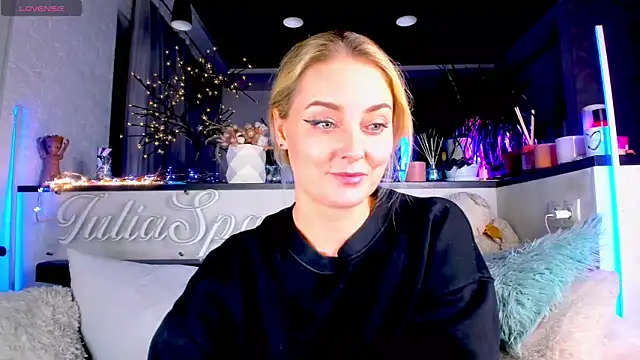 Snapshot of _JuliaSpace_ chatting on 12-18-24, 10:13 JuliaSpace online show from 12-18-24, 10:13