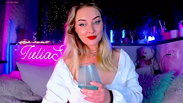 Snapshot of _JuliaSpace_ chatting on 12-29-24, 07:00 JuliaSpace online show from 12-29-24, 07:00