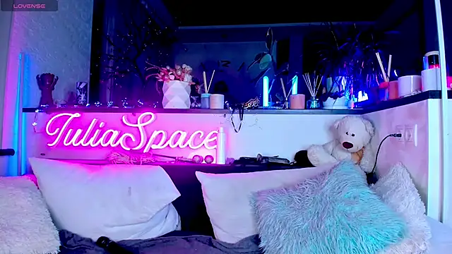 Snapshot of _JuliaSpace_ chatting on 01-01-25, 04:07 JuliaSpace online show from 01-01-25, 04:07