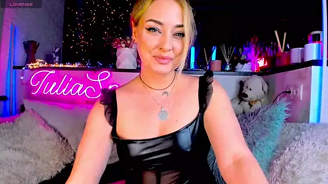 Snapshot of _JuliaSpace_ chatting on 01-11-25, 05:07 JuliaSpace online show from 01-11-25, 05:07