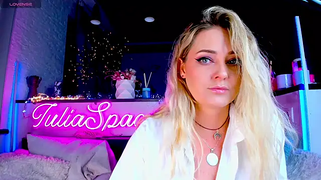 Snapshot of _JuliaSpace_ chatting on 01-19-25, 04:57 JuliaSpace online show from 01-19-25, 04:57