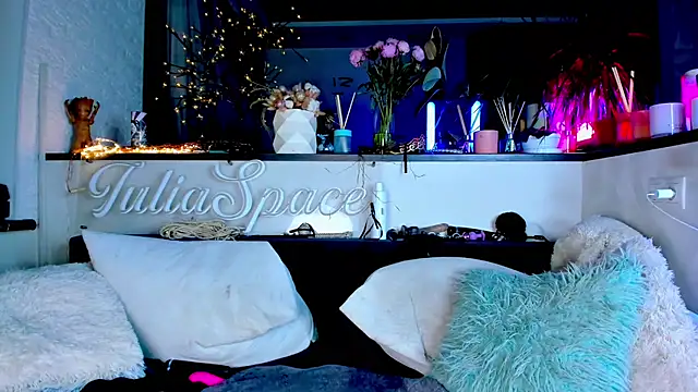 Snapshot of _JuliaSpace_ chatting on 01-30-25, 10:51 JuliaSpace online show from 01-30-25, 10:51