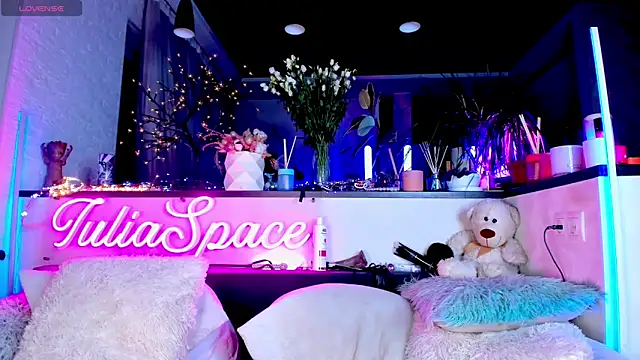 Snapshot of _JuliaSpace_ chatting on 02-15-25, 07:50 JuliaSpace online show from 02-15-25, 07:50