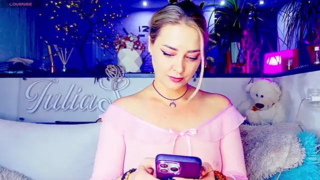 Snapshot of _JuliaSpace_ chatting on 11-11-25, 06:19 JuliaSpace online show from 11-11-25, 06:19