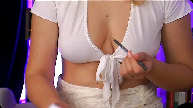 Snapshot of Bailey_Evans chatting on 10-23-25, 04:23 Bailey Evans online show from 10-23-25, 04:23