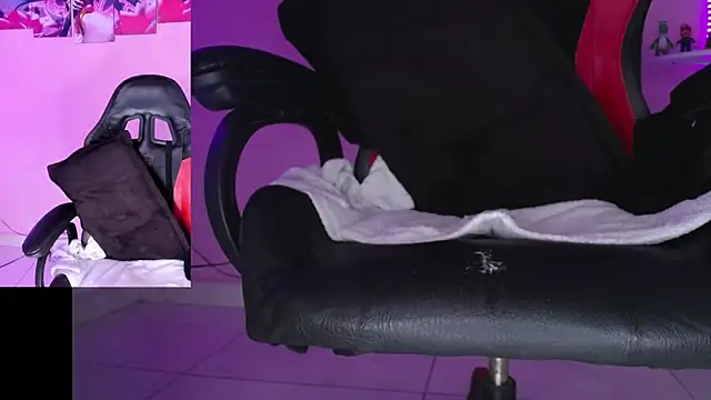 Snapshot of DanielaHang chatting on 11-25-25, 01:44 DanielaHang online show from 11-25-25, 01:44