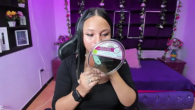 Snapshot of sweelanna__ chatting on 12-21-24, 02:41 sweelanna online show from 12-21-24, 02:41