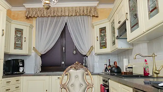 Snapshot of TUNDEROSE1 chatting on 02-11-25, 04:44 TUNDEROSE1 online show from 02-11-25, 04:44