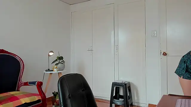 Snapshot of cuddlingbunny chatting on 12-12-24, 01:39 cuddlingbunny online show from 12-12-24, 01:39