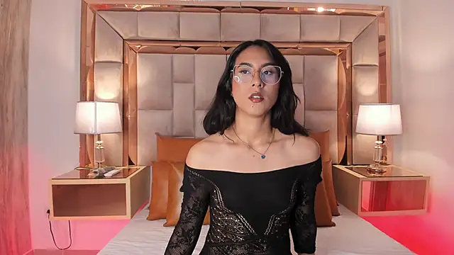 Snapshot of DaraBeckett chatting on 12-19-24, 12:01 DaraBeckett online show from 12-19-24, 12:01