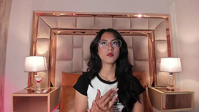 Snapshot of DaraBeckett chatting on 01-18-25, 12:04 DaraBeckett online show from 01-18-25, 12:04