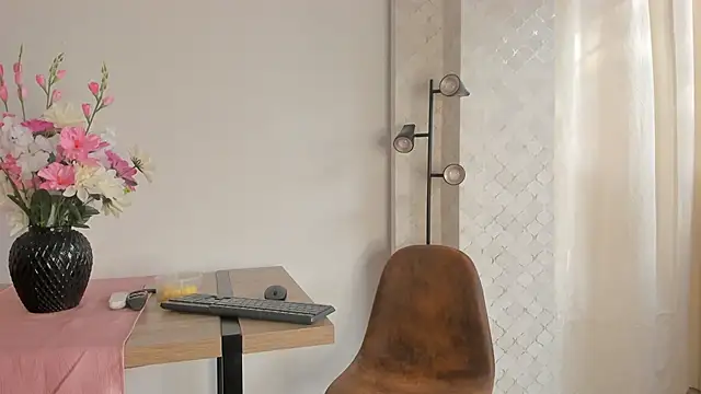 Snapshot of DaraBeckett chatting on 09-13-25, 12:05 DaraBeckett online show from 09-13-25, 12:05