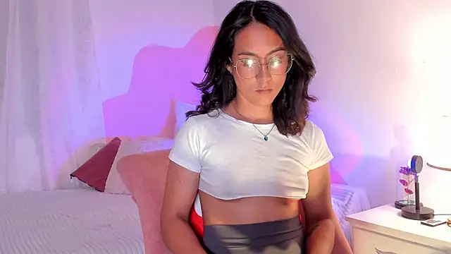 Snapshot of DaraBeckett chatting on 12-14-25, 12:05 DaraBeckett online show from 12-14-25, 12:05